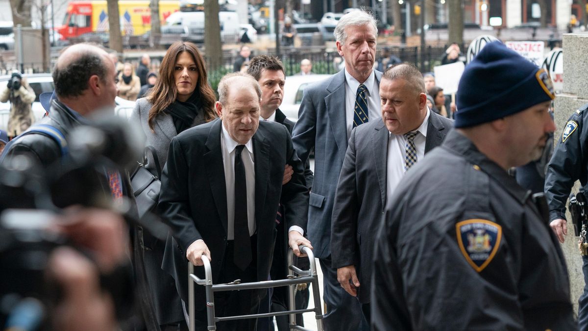 Weinstein skončil po zrušení verdiktu v nemocnici